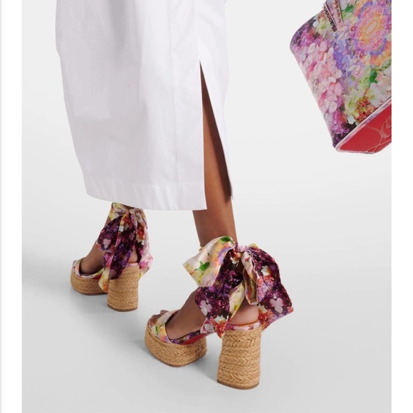 Christian Louboutin
Mariza Du Desert Ankle-Wrap Sandals
Size 38 - Picture 10 of 11